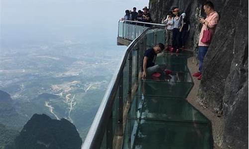 天门山玻璃栈道_天门山玻璃栈道门票多少钱